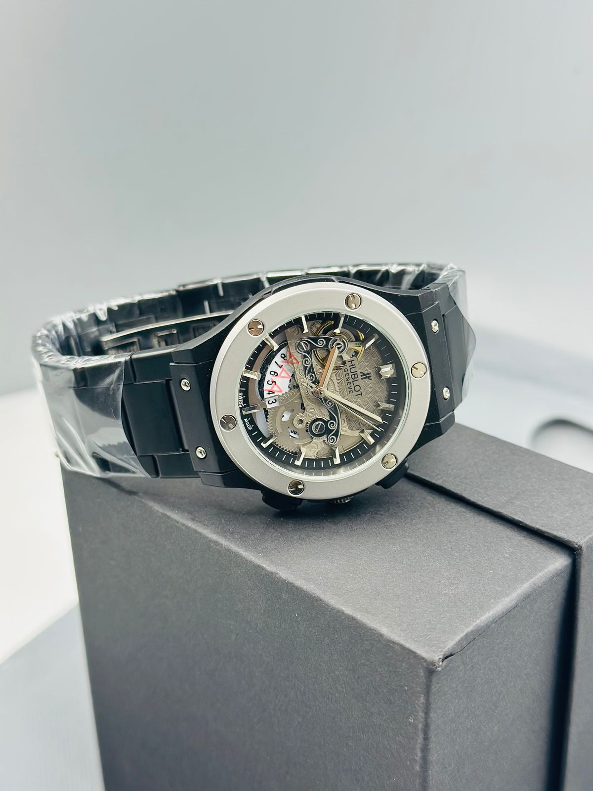 HUBLOT SKELETON GENTS COLLECTION METALLIC CASE WITH DATE